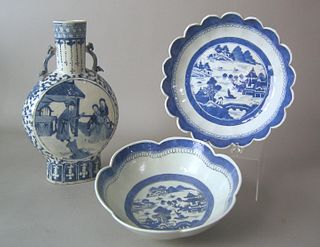 Chinese export blue and white moon flask, 19th c.,