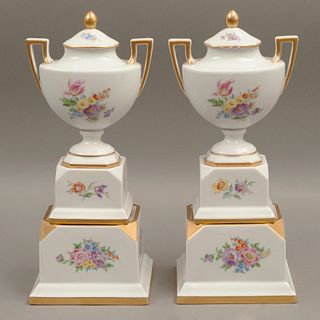 PAR DE TIBORES ALEMANIA SIGLO XX Elaborados en porcelana policromada Sellados Hutschenreuther Dresden Decoración floral, p...