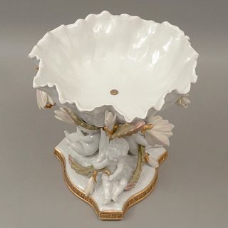 FRUTERO ORIGEN EUROPEO SIGLO XX Elaborado en porcelana blanca Decorado con amorcillos y motivos vegetales en fuste Detalle...