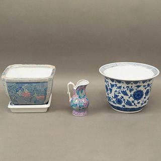 LOTE DE ARTÍCULOS DECORATIVOS CHINA SIGLO XX Elaboradas en cerámica y porcelana policromada Acabado brillante Decoración f...