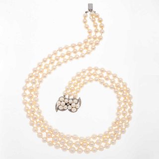Collar de tres hilos de perlas cultivadas con punteado visible craqueladas y simulantes. Broque en plata .925. Peso: 164.1 g.