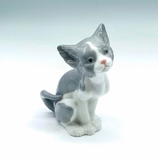 Feed Me Cat 5113 - Lladro Porcelain Figurine
