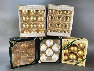 LOT OF GOLD & GLITTERY ORNAMENTS IN BOX