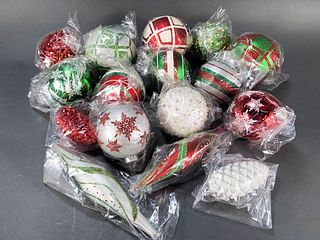 LOT OF CHRISTMAS ORNAMENTS 