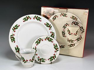 12 PIECE PORCELAIN CHRISTMAS HOLLY DINNERWARE IN BOX