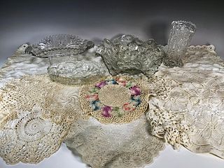 LOT OF GLASSWARE AND LINENS