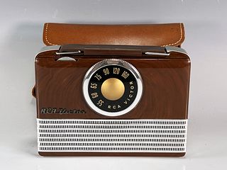 RCA VICTOR PORTABLE RADIO IN CARRYING CASE
