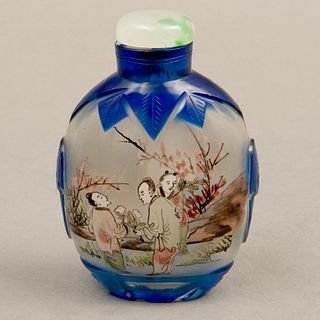 BOTELLA DE RAPÉ CHINA SIGLO XX Elaborada en vidrio azul y transparente Pintada al interior con escena costumbrista oriental