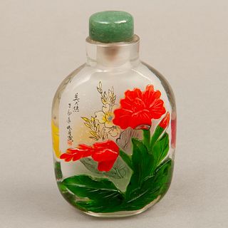 BOTELLA DE RAPÉ CHINA SIGLO XX Elaborada en vidrio multicolor Pintada al interior Con tapón de jadeíta y cuchara de marfil