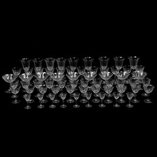 JUEGO DE COPAS CHECOSLOVAQUIA SIGLO XX Elaborado en cristal transparente Decoración floral y orgánica esmerilada 6 tamaños