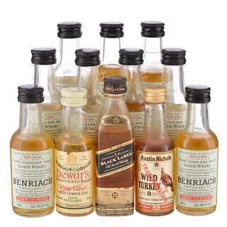 Lote de Whisky Miniatura. a) Dewar's. b) Johnnie Walker. c) Wild Turkey. d) Bemriach. En presentación de 50 ml. Total de piezas: 12.