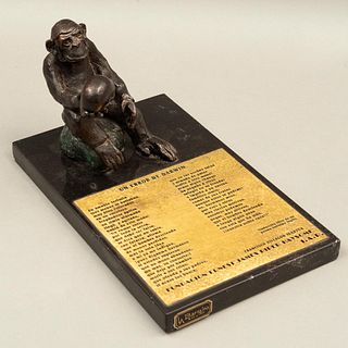 UN ERROR DE DARWIN. SXX. Bronce, base de mármol negro, placa con poema. Firmado L. A. Barreiro, numerado 43/100. 13 cm alt.