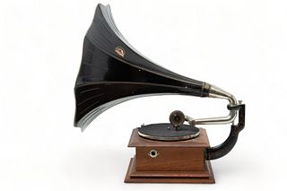 Victor Talking Machine Company Vic. I Phonograph,  Early 20th C., H 9.5" W 15" Depth 10.75" , SN: 61310