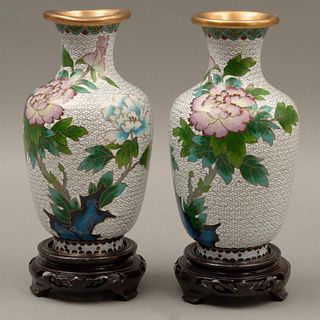 PAR DE JARRÓNES CHINA SIGLO XX Elaborados en técnica de cloisonné Decorado con motivos florales sobre fondo blanco Con bas...