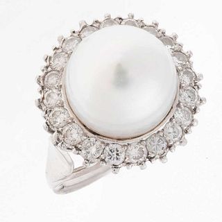 Anillo con perla y diamantes en plata paladio. 1 perla cultivada color gris de 11 mm. 20 diamantes corte brillante ~0.60 ct. T...