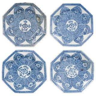 JUEGO DE PLATOS. CHINA, SIGLO XX. Elaborados en porcelana; diseño octagonal. Decorados con motivos orgánicos. Piezas: 4
