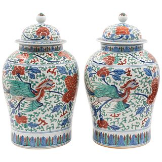 PAR DE TIBORES CHINA, SIGLO XX  Elaborados en porcelana policromada Decorados con motivos florales, vegetales y orgánicos ...