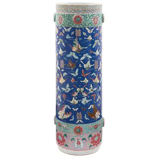 PARAGÜERO CHINA, SIGLO XX  Elaborado en porcelana Decorado con mariposas, motivos florales y orgánicos Detalles de conserv...
