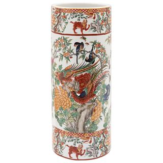 FLORERO. JAPÓN, SIGLO XX. Elaborado en porcelana SAJI. Decorado con motivos florales, vegetales, animales y orgánicos.