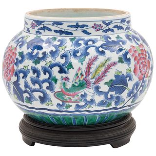MACETA. CHINA, SIGLO XX. Elaborada en porcelana. Decorada con motivos florales y orgánicos.