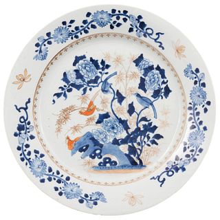 PLATÓN. CHINA, SIGLO XX. Elaborado en porcelana. Decorado con motivos florales. 38 cm de diámetro.