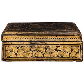 ALHAJERO. SIGLO XIX. Elaborado en madera laqueda con decoración en esmalte dorado y motivo de quimera.