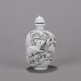 A Squirrel Patterned Porcelain Snuff Bottle,Qing Dynasty,China