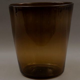 MACETERO MÉXICO SIGLO XX Elaborado en vidrio soplado  Color ambar, efecto ahumado 40 cm altura Detalles de conservación