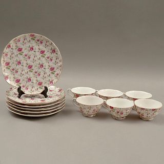 JUEGO DE PASTELERO CHINA  SIGLO XX Elaborado en porcelana Sellado Lefton China Decoración floral en tonos rosa y filo de e...