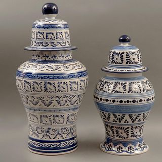 PAR DE TIBORES PUEBLA MÉXICO SIGLO XX Elaborado en cerámica tipo talavera Decoración floral y vegetal en color azul sobre...