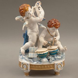 AMORCILLOS ESPAÑA SIGLO XX Elaborados en porcelana policromada Sellado Algora Acabado brillante Decoración en color azul...