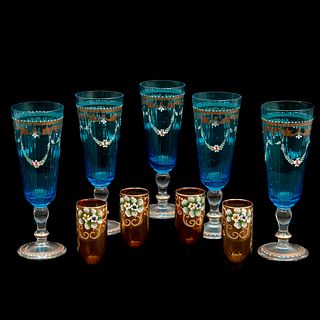 LOTE DE COPAS Y VASOS ITALIA SIGLO XX Elaborados en cristal de Murano En colores ambar y azul Decoracion floral y esmalte...