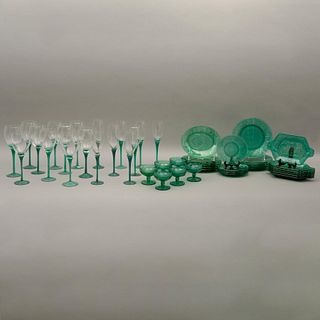 SERVICIO PARA POSTRES Y COPAS SIGLO XX Elaborados en vidrio prensado color verde y transparente Consta de 34 copas para agua,...