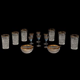 LOTE MIXTO DE VASOS Y COPAS SIGLO XX Elaboradas en cristal transparente Consta de 6 vasos con filo dorado, 6 copas azules con...