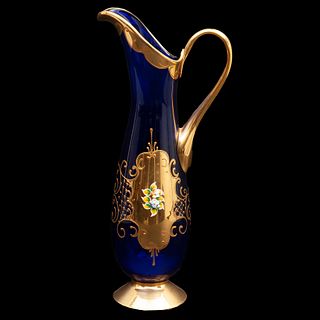 JARRA ITALIA SIGLO XX Elaborada en cristal de Murano En color azul y detalles en esmalte dorado Decoración floral en relie...
