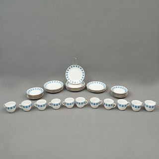 SERVICIO ABIERTO PARA POSTRES CHINA SIGLO XX Elaborado en porcelana blanca  Decoracipon con grecas en tonos azul y esmalte d...