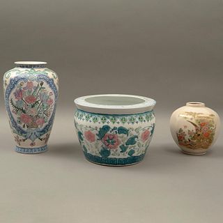 LOTE DE ARTÍCULOS DECORATIVOS ORIGEN ORIENTAL SIGLO XX Elaborados en cerámica y porcelana  Decoración floral y orgánica Co...
