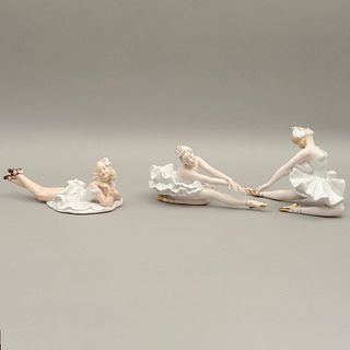 BAILARINAS JAPÓN SIGLO XX Elaboradas en porcelana policromada Selladas Andrea Sadek y otra Acabado gres y esmalte dorado<R...
