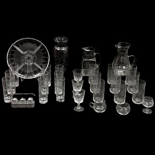 LOTE DE ARTÍCULOS DE MESA SIGLO XX Elaborados en cristal y vidrio prensado Diferentes diseños y decorados Detalles de conser...