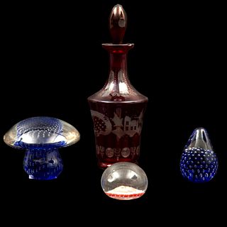 LOTE DE ARTÍCULOS DECORATIVOS ORIGEN EUROPEO SIGLO XX Elaborados en cristal de Bohemia y Murano En colores rojo y azul Con...