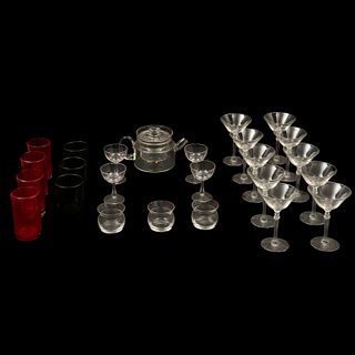 LOTE MIXTO DE ARTÍCULOS DE MESA SIGLO XX Elaborados en cristal y vidrio transparente, verde y rojo Diferentes modelos Consta...