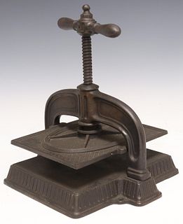 SMALL CAST IRON PAPER OR BOOK NIPPING PRESS