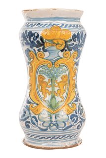 ALBARELO. ITALIA, SIGLO XVIII. En mayólica policromada, decorado con escudo rematado con yelmo y par de leones rampantes.