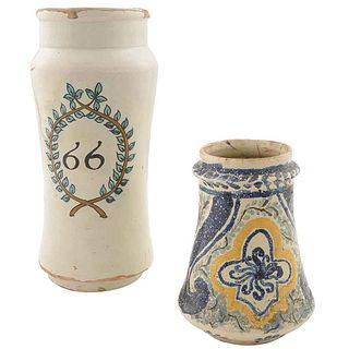 PAR DE ALBARELOS. ITALIA Y MÉXICO, SIGLOS XVIII Y XIX. Elaborados en cerámica policromada. 29 x 13 cm Ø y 18 x 13 cm Ø.