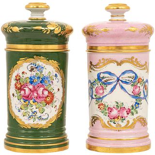 FRASCOS DE BOTICA. FRANCIA, CA. 1900. En porcelana, colores rosa y verde, decorados a mano con motivos florales. Piezas: 2.