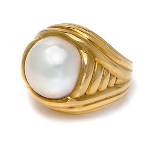 An 18 Karat Yellow Gold and Cultured Mabe Pearl Ring, 10.20 dwts.