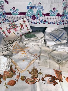 LOT OF TABLE LINENS 