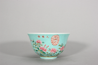 A famille rose flower and bird porcelain bowl,Qing Dynasty,China