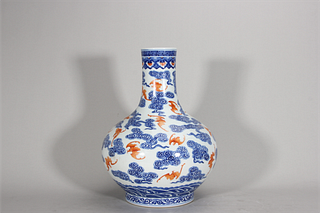An iron red bat patterned blue and white porcelain vase,Qing Dynasty,China