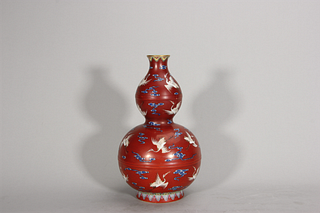 A famille rose cloud and crane porcelain gourd shaped vase,Qing Dynasty,China